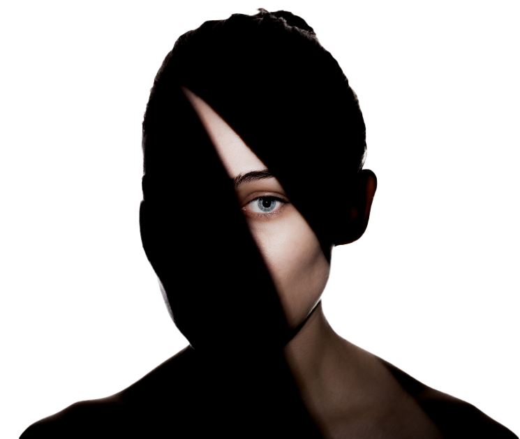 Siluette nera del volto di una donna con un fascio di luce che illumina solo un occhio